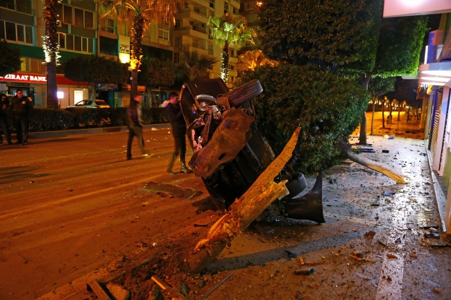 Otomobil ağaçları söktü, burunları bile kanamadı